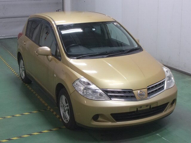  Nissan Tiida (dorado) – Mirza
